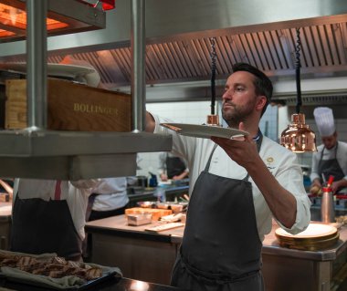 REIMS, FRANCE - 26 Mayıs 2022: Philippe Mille, Fransa 'nın en iyi zanaatkarlarından biri (Meilleur Ouvrier de France) ve Reims' deki Domaine Les Crayeres 'de Michelin yıldızı olan iki aşçının şefi