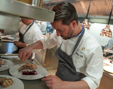 REIMS, FRANCE - 26 Mayıs 2022: Philippe Mille, Fransa 'nın en iyi zanaatkarlarından biri (Meilleur Ouvrier de France) ve Reims' deki Domaine Les Crayeres 'de Michelin yıldızı olan iki aşçının şefi