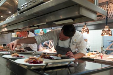 REIMS, FRANCE - 26 Mayıs 2022: Philippe Mille, Fransa 'nın en iyi zanaatkarlarından biri (Meilleur Ouvrier de France) ve Reims' deki Domaine Les Crayeres 'de Michelin yıldızı olan iki aşçının şefi