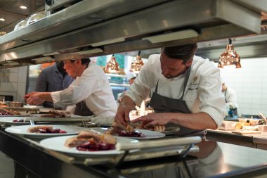 REIMS, FRANCE - 26 Mayıs 2022: Philippe Mille, Fransa 'nın en iyi zanaatkarlarından biri (Meilleur Ouvrier de France) ve Reims' deki Domaine Les Crayeres 'de Michelin yıldızı olan iki aşçının şefi