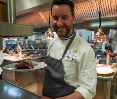 REIMS, FRANCE - 26 Mayıs 2022: Philippe Mille, Fransa 'nın en iyi zanaatkarlarından biri (Meilleur Ouvrier de France) ve Reims' deki Domaine Les Crayeres 'de Michelin yıldızı olan iki aşçının şefi