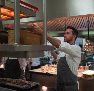 REIMS, FRANCE - 26 Mayıs 2022: Philippe Mille, Fransa 'nın en iyi zanaatkarlarından biri (Meilleur Ouvrier de France) ve Reims' deki Domaine Les Crayeres 'de Michelin yıldızı olan iki aşçının şefi