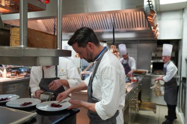 REIMS, FRANCE - 26 Mayıs 2022: Philippe Mille, Fransa 'nın en iyi zanaatkarlarından biri (Meilleur Ouvrier de France) ve Reims' deki Domaine Les Crayeres 'de Michelin yıldızı olan iki aşçının şefi