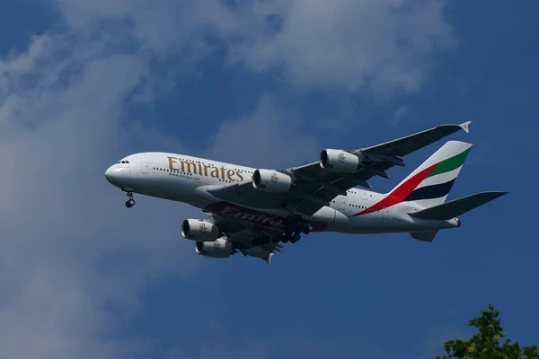 New York July 2022 Emirates Airlines Airbus A380 Descends Landing — Stock Photo, Image