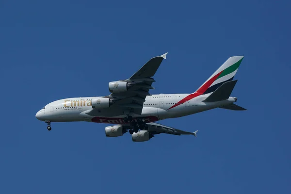 New York July 2022 Emirates Airlines Airbus A380 Descends Landing — Zdjęcie stockowe