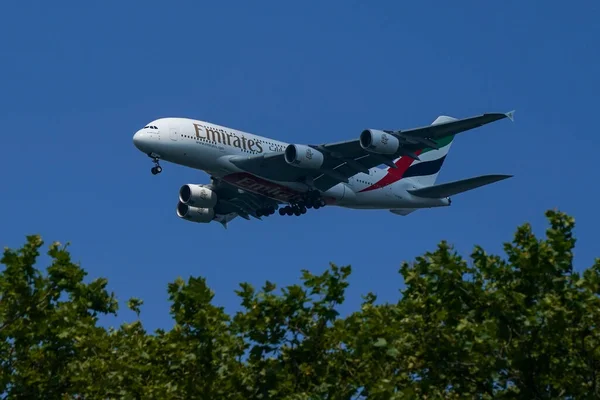 New York July 2022 Emirates Airlines Airbus A380 Descends Landing — Stock Photo, Image