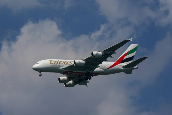 New York July 2022 Emirates Airlines Airbus A380 Descends Landing — Zdjęcie stockowe