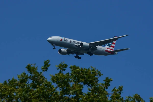 New York July 2022 American Airlines Boeing 777 Descending Landing — Stock Photo, Image