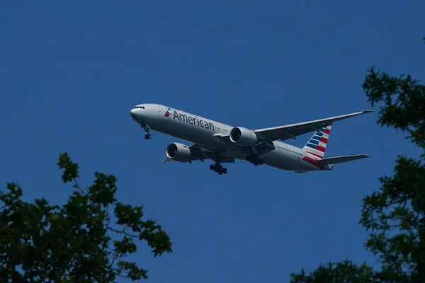 New York July 2022 American Airlines Boeing 777 Descending Landing — Zdjęcie stockowe