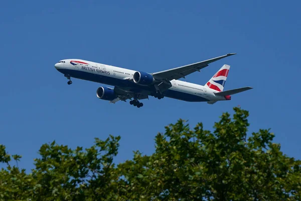 New York July 2022 British Airways Boeing 777 Descending Landing — 스톡 사진