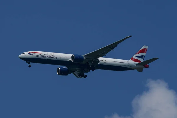 New York July 2022 British Airways Boeing 777 Descending Landing — Stok fotoğraf