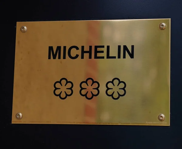 Tinqueux France Травня 2022 Three Star Michelin Guide Board Ресторані — стокове фото