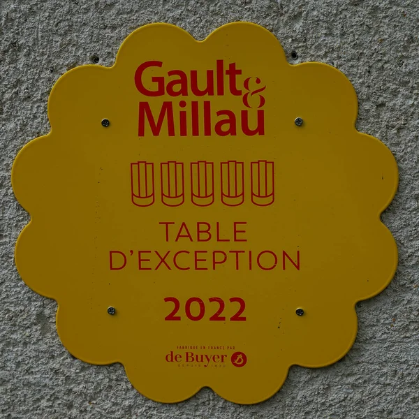 Tinqueux France May 2022 Gault Millau French Restaurant Guide Plaque — Stockfoto