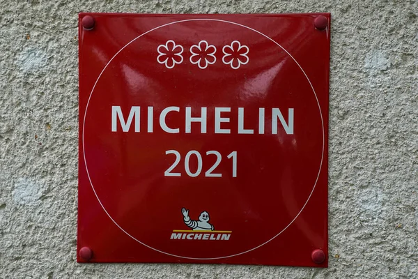 Tinqueux France Травня 2022 Three Star Michelin Guide Board Ресторані — стокове фото