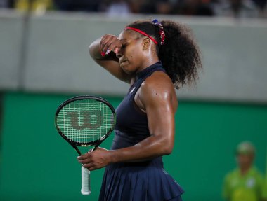Rio De Janeiro, Brezilya - 9 Ağustos 2016: Olimpiyat Şampiyonu Serena Williams Amerika Birleşik Devletleri içinde hareket sırasında şarkıları yuvarlak üç Rio 2016 Olimpiyat Oyunları, Olympic Tennis Centre'maç