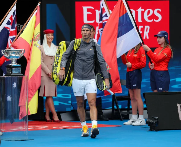 メルボルン オーストラリア 2019 2019年全豪オープンのファイナリスト スペインのラファエル ナダルが男子メルボルン公園のセルビアのノバク ジョコビッチとの決勝戦の前にロッド レーバー アリーナを入力 — ストック写真