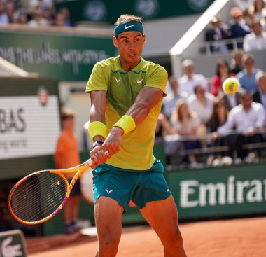 PARIS, FRANCE - 5 Haziran 2022: İspanya Grand Slam şampiyonu Rafael Nadal, 2022 'de Fransa' nın Paris kentinde Norveçli Casper Ruud 'a karşı oynadığı son maçta