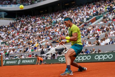 PARIS, FRANCE - 5 Haziran 2022: İspanya Grand Slam şampiyonu Rafael Nadal, 2022 'de Fransa' nın Paris kentinde Norveçli Casper Ruud 'a karşı oynadığı son maçta