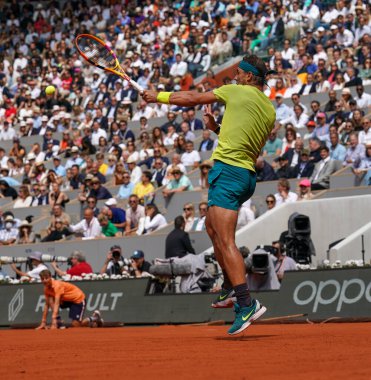 PARIS, FRANCE - 5 Haziran 2022: İspanya Grand Slam şampiyonu Rafael Nadal, 2022 'de Fransa' nın Paris kentinde Norveçli Casper Ruud 'a karşı oynadığı son maçta