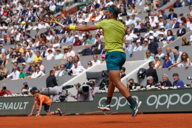 PARIS, FRANCE - 5 Haziran 2022: İspanya Grand Slam şampiyonu Rafael Nadal, 2022 'de Fransa' nın Paris kentinde Norveçli Casper Ruud 'a karşı oynadığı son maçta