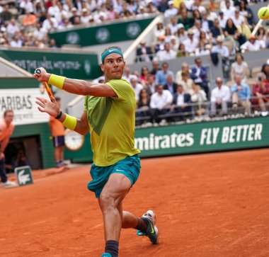 PARIS, FRANCE - 5 Haziran 2022: İspanya Grand Slam şampiyonu Rafael Nadal, 2022 'de Fransa' nın Paris kentinde Norveçli Casper Ruud 'a karşı oynadığı son maçta