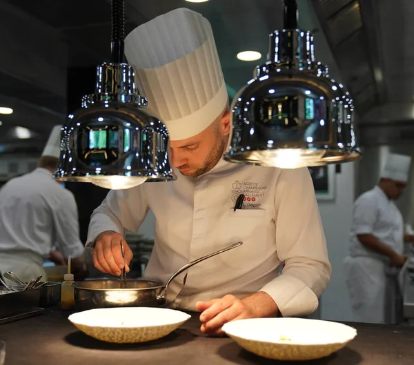 Tinqueux France May 2022 Sous Chef Plating Dish Three Star —  Fotos de Stock