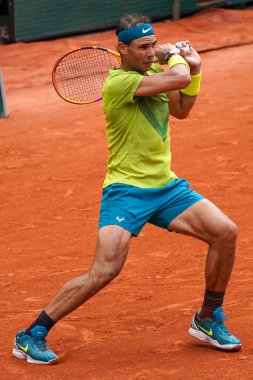 PARIS, FRANCE - 5 Haziran 2022: İspanya Grand Slam şampiyonu Rafael Nadal, 2022 'de Fransa' nın Paris kentinde Norveçli Casper Ruud 'a karşı oynadığı son maçta