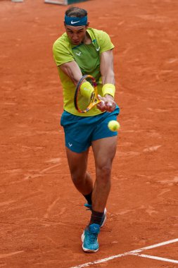 PARIS, FRANCE - 5 Haziran 2022: İspanya Grand Slam şampiyonu Rafael Nadal, 2022 'de Fransa' nın Paris kentinde Norveçli Casper Ruud 'a karşı oynadığı son maçta