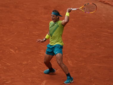 PARIS, FRANCE - 5 Haziran 2022: İspanya Grand Slam şampiyonu Rafael Nadal, 2022 'de Fransa' nın Paris kentinde Norveçli Casper Ruud 'a karşı oynadığı son maçta