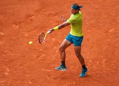 PARIS, FRANCE - 5 Haziran 2022: İspanya Grand Slam şampiyonu Rafael Nadal, 2022 'de Fransa' nın Paris kentinde Norveçli Casper Ruud 'a karşı oynadığı son maçta