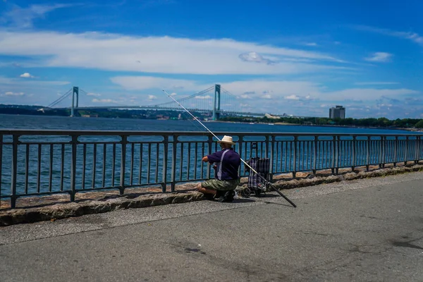Brooklyn New York August 2022 Unidentified Fisherman Gravesend Bay Waterfront — Stockfoto