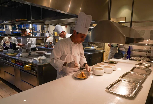 2022年8月20日 在曼哈顿一间由法国厨师让 冯耶利腾 Jean Georges Vongerichten 经营的双星米其林餐厅的厨房里 — 图库照片