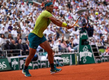 PARIS, FRANCE - 5 Haziran 2022: İspanya Grand Slam şampiyonu Rafael Nadal, 2022 'de Fransa' nın Paris kentinde Norveçli Casper Ruud 'a karşı oynadığı son maçta