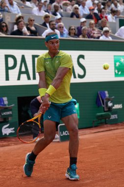 PARIS, FRANCE - 5 Haziran 2022: İspanya Grand Slam şampiyonu Rafael Nadal, 2022 'de Fransa' nın Paris kentinde Norveçli Casper Ruud 'a karşı oynadığı son maçta
