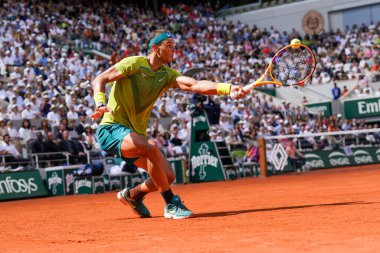 PARIS, FRANCE - 5 Haziran 2022: İspanya Grand Slam şampiyonu Rafael Nadal, 2022 'de Fransa' nın Paris kentinde Norveçli Casper Ruud 'a karşı oynadığı son maçta