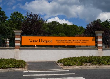 REIMS, FRANCE - 28 Mayıs 2022: Reims, Fransa 'daki Veuve Clicquot Champagne House' da giriş. Veuve Clicquot Ponsardin, 1772 yılında Reims merkezli bir şampanya evi. En büyük şampanya evlerinden biri.