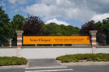 REIMS, FRANCE - 28 Mayıs 2022: Reims, Fransa 'daki Veuve Clicquot Champagne House' da giriş. Veuve Clicquot Ponsardin, 1772 yılında Reims merkezli bir şampanya evi. En büyük şampanya evlerinden biri.