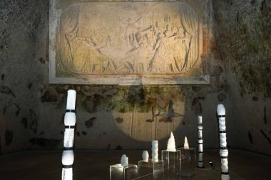 REIMS, FRANCE - 28 Mayıs 2022: Reims 'deki Vranken-Pomthe adlı şampanya dükkanının kilerinde modern sanat sergileniyor