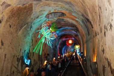 REIMS, FRANCE - 28 Mayıs 2022: Reims 'deki Vranken-Pomthe adlı şampanya dükkanının kilerinde modern sanat sergileniyor