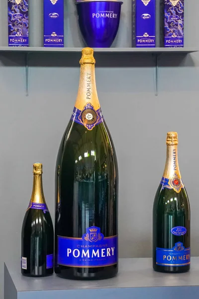 Reims フランス 2022年5月28日 ポンメルシャンパーニュのボトルをワインエステートに フランスのシャンパン生産者ランキンポメリーの歴史的本部をランスに設置 — ストック写真