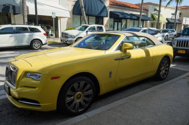 PALM BEACH, FLORIDA - 18 Şubat 2022: Rolls-Royce Palm Beach, Florida 'da. Worth Avenue Palm Beach, Florida 'da lüks bir alışveriş ve yemek bölgesi.