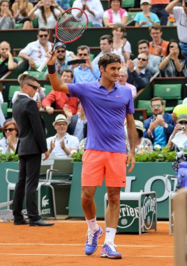 PARIS, FRANCE - 24 Mayıs 2015: 17 kez Grand Slam şampiyonu olan İsviçreli Roger Federer, Fransa 'nın başkenti Paris' te oynanan 2015 Roland Garros 'taki üçüncü tur maçından sonra zaferini kutladı