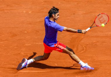 PARIS, FRANCE - 24 Mayıs 2015: Fransa 'nın Paris kentinde oynanan 2015 Roland Garros üçüncü tur karşılaşmasında 17 Grand Slam şampiyonu Roger Federer