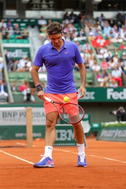 PARIS, FRANCE - 24 Mayıs 2015: Fransa 'nın Paris kentinde oynanan 2015 Roland Garros üçüncü tur karşılaşmasında 17 Grand Slam şampiyonu Roger Federer