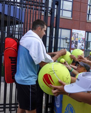 NEW YORK - 31 AUGust 2019: ABD 'li profesyonel tenisçi John Isner, New York' taki Billie Jean King Ulusal Tenis Merkezi 'nde 2019 ABD Açık antremanı sonrasında imza dağıttı.