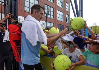 NEW YORK - 31 AUGust 2019: ABD 'li profesyonel tenisçi John Isner, New York' taki Billie Jean King Ulusal Tenis Merkezi 'nde 2019 ABD Açık antremanı sonrasında imza dağıttı.
