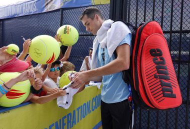 NEW YORK - 31 AUGust 2019: ABD 'li profesyonel tenisçi John Isner, New York' taki Billie Jean King Ulusal Tenis Merkezi 'nde 2019 ABD Açık antremanı sonrasında imza dağıttı.