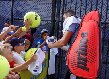 NEW YORK - 31 AUGust 2019: ABD 'li profesyonel tenisçi John Isner, New York' taki Billie Jean King Ulusal Tenis Merkezi 'nde 2019 ABD Açık antremanı sonrasında imza dağıttı.