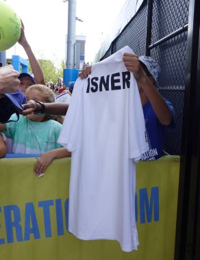 NEW YORK - 31 AUGust 2019: ABD 'li profesyonel tenisçi John Isner, New York' taki Billie Jean King Ulusal Tenis Merkezi 'nde 2019 ABD Açık antremanı sonrasında imza dağıttı.