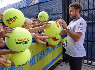 New York - 31 Ağustos 2019: Grand Slam Şampiyonu İsviçreli Stan Wawrinka, New York'taki Billie Jean King Ulusal Tenis Merkezi'nde 2019 Abd Açık antrenmanı sonrasında imza dağıttı